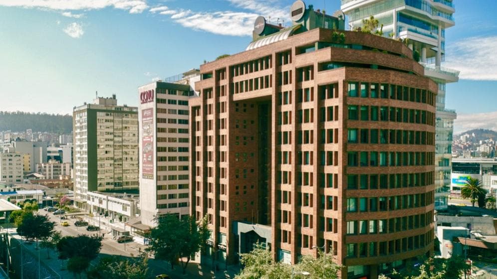 Venta de oficina Quito, 112m2 más 3 parqueos en Plataforma Gubernamental Norte - 1