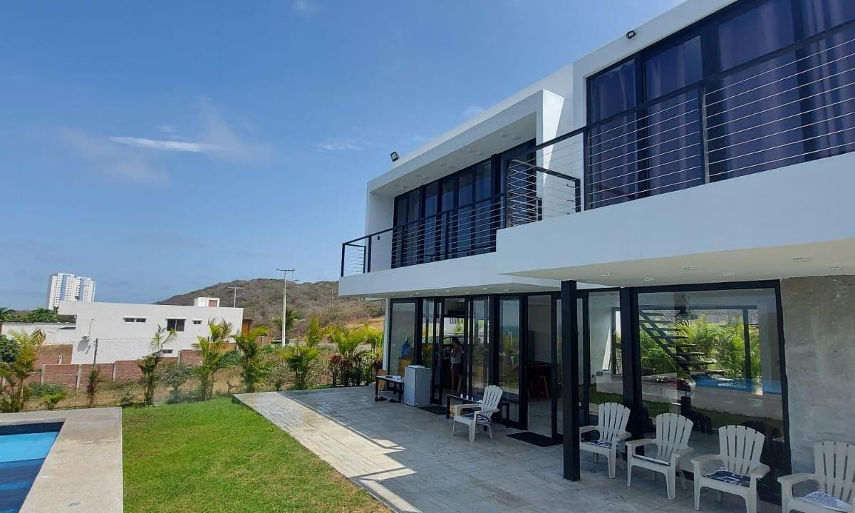 CASA CON PISCINA EN VENTA, PLAYAS VILLAMIL - 1