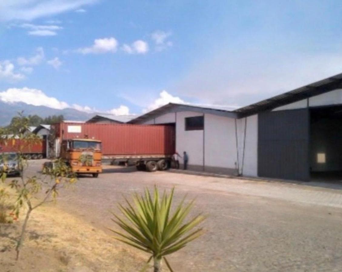 BODEGA CON OFICINA EN VENTA EN TABACUNDO -CAYAMBE en un Parque Comercial. - 1
