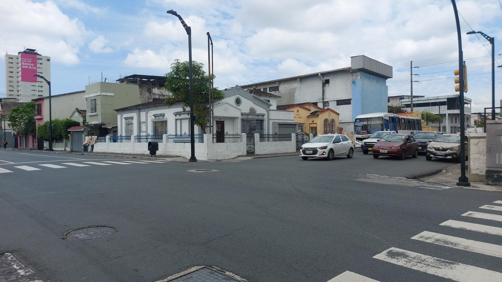 Propiedad comercial esquinera con buena visibilidad en calle de alto tránsito - 1