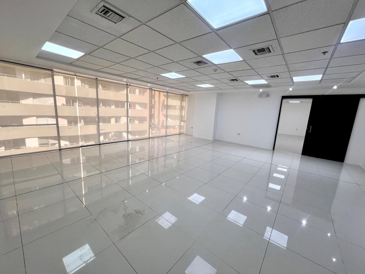 MV - SECTOR CATALINA ALDAZ Y PORTUGAL, EN RENTA OFICINA 120M2 EN EDIFICIO CORPORATIVO - 1