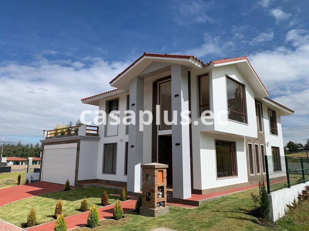 Casa por estrenar en Venta en Belisario Quevedo en Latacunga - 1
