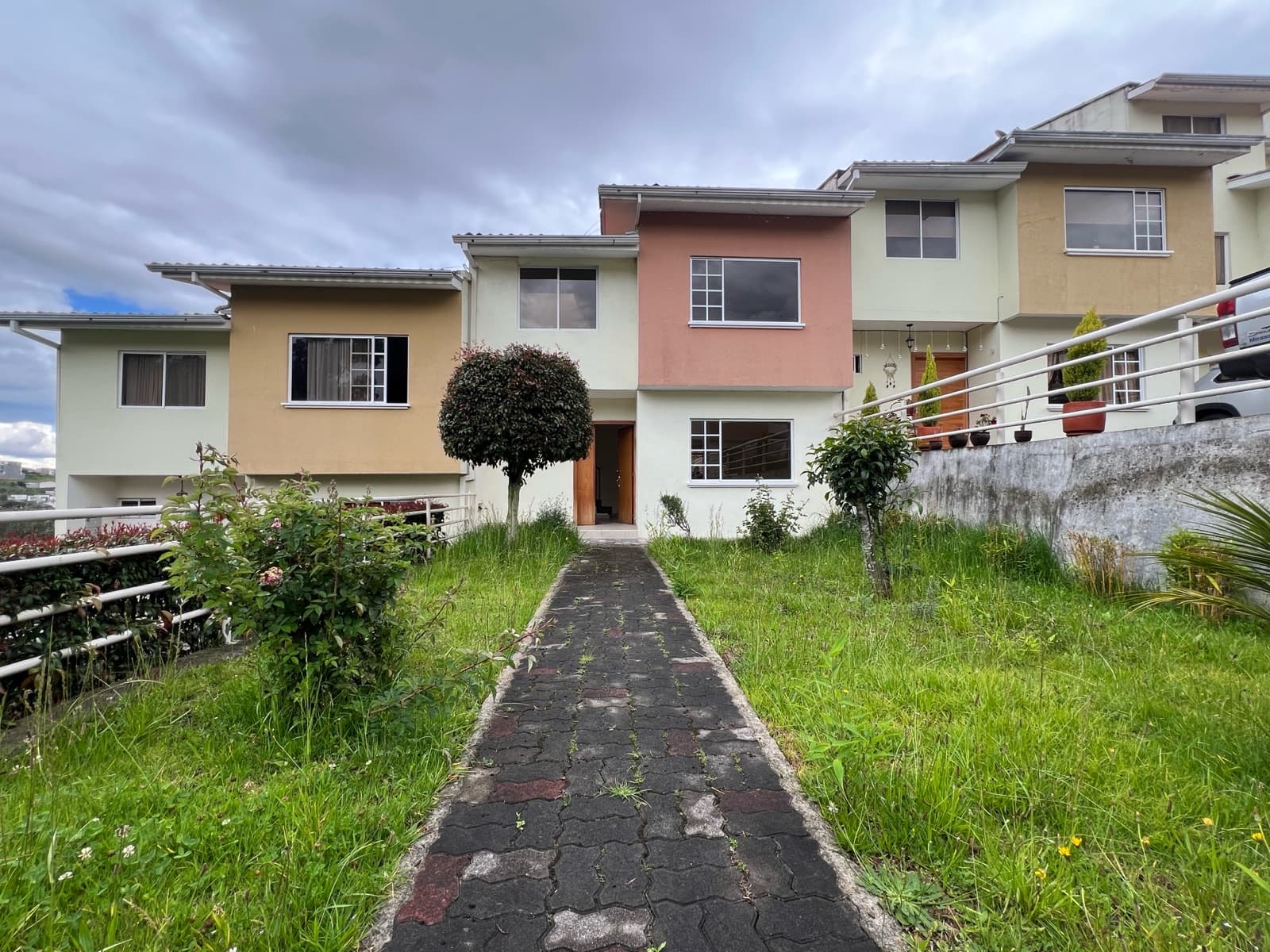 De Oportunidades Casa Urbanización Privada en Venta - Cuenca - 1