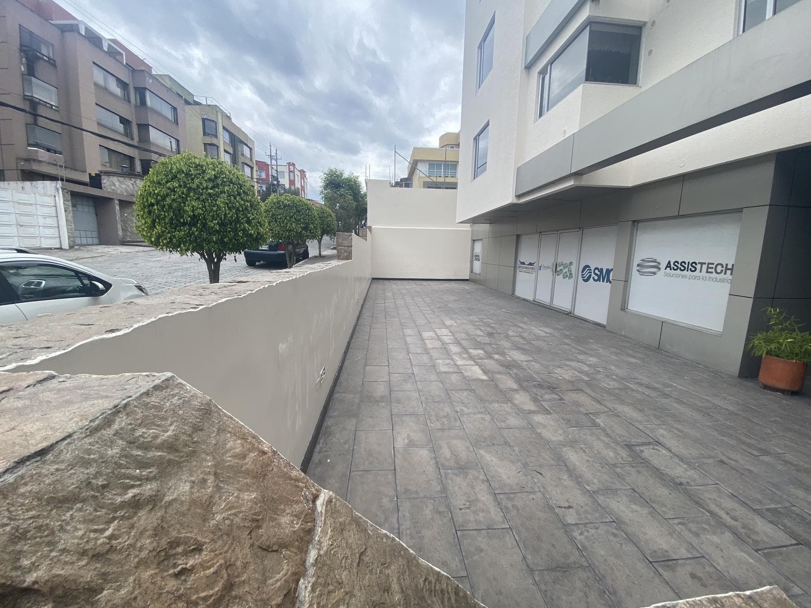 Amplio Local Comercial en Renta Monteserrin - 1