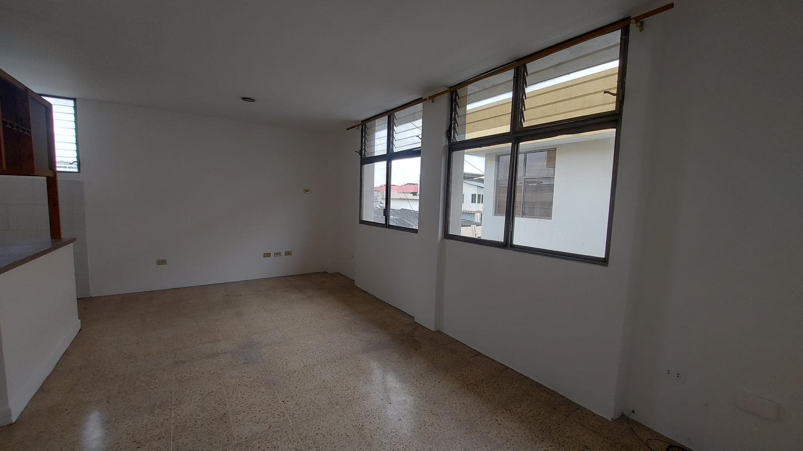 Venta de departamento dos dormitorios segundo piso en Kennedy cerca de Clínica Kennedy - 1