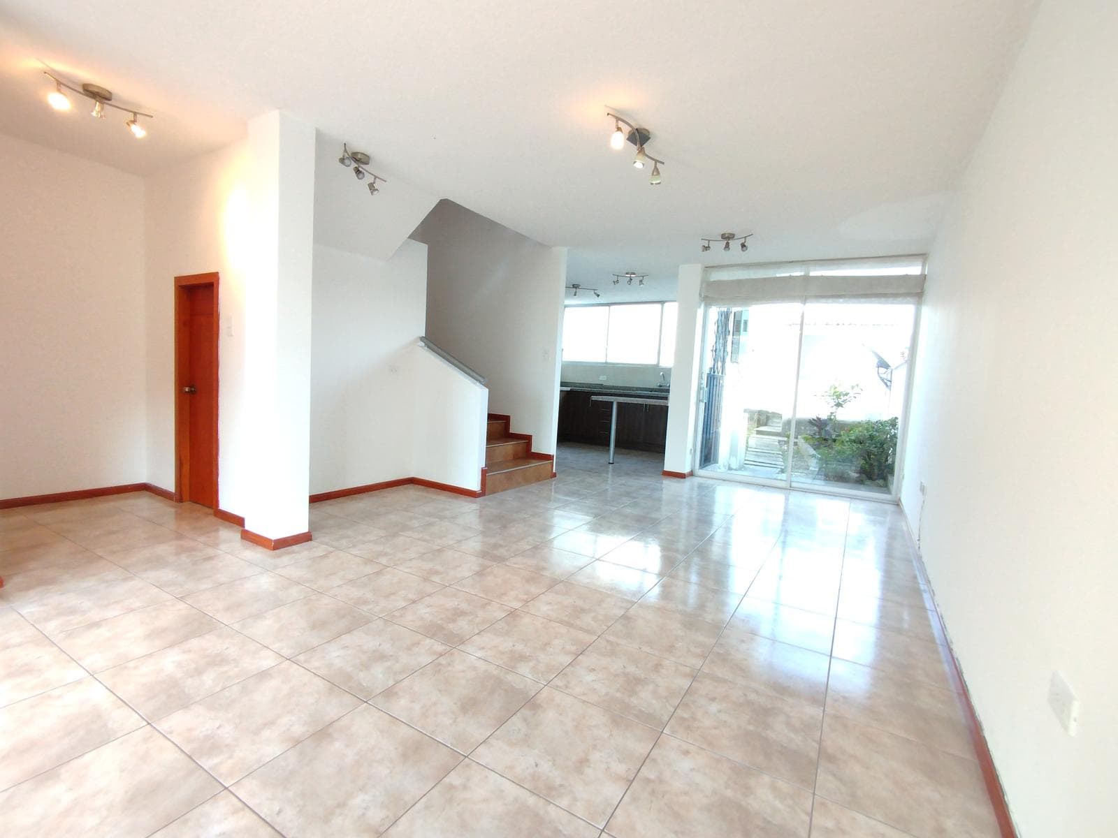 Renta Casa en Sangolquí, 128m2 habitables y 77m2 abiertos, 2 parqueaderos - 1