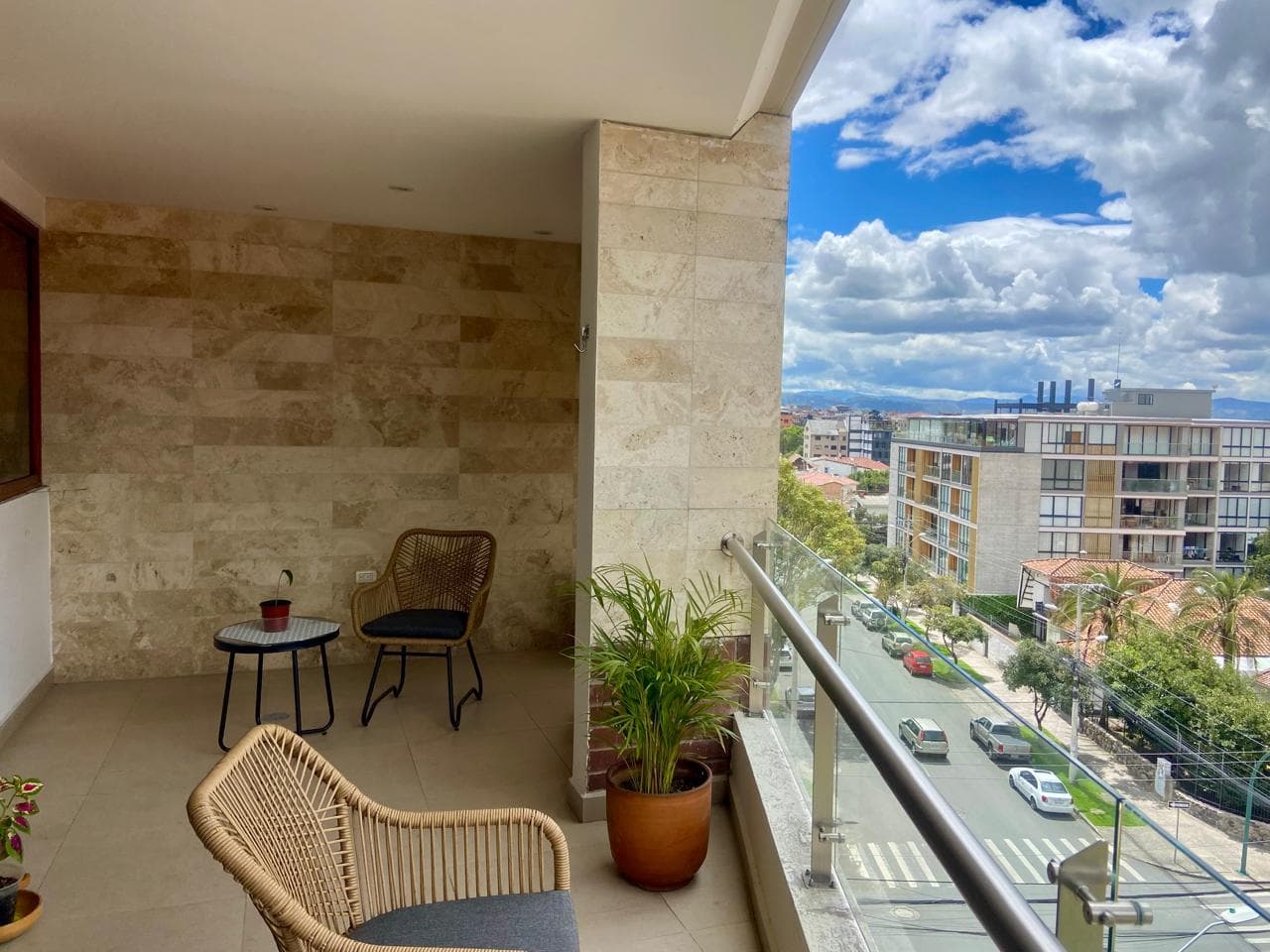 Departamento con terraza. Sector Remigio Crespo - 1