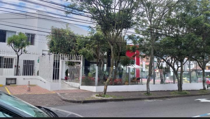 Arriendo o vendo local Av principal Centro Norte de Quito - 1