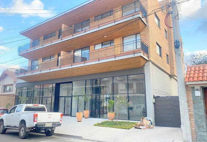Local comercial en alquiler, 100m2 en el centro histórico de Cuenca, Calle Sucre - 1