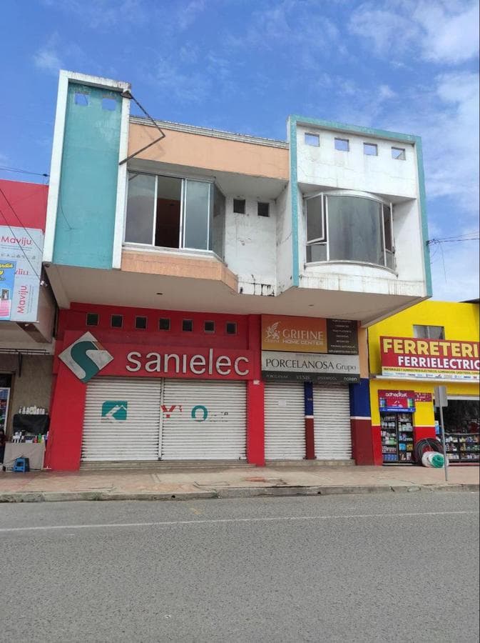 Edificio comercial en Machala - 1
