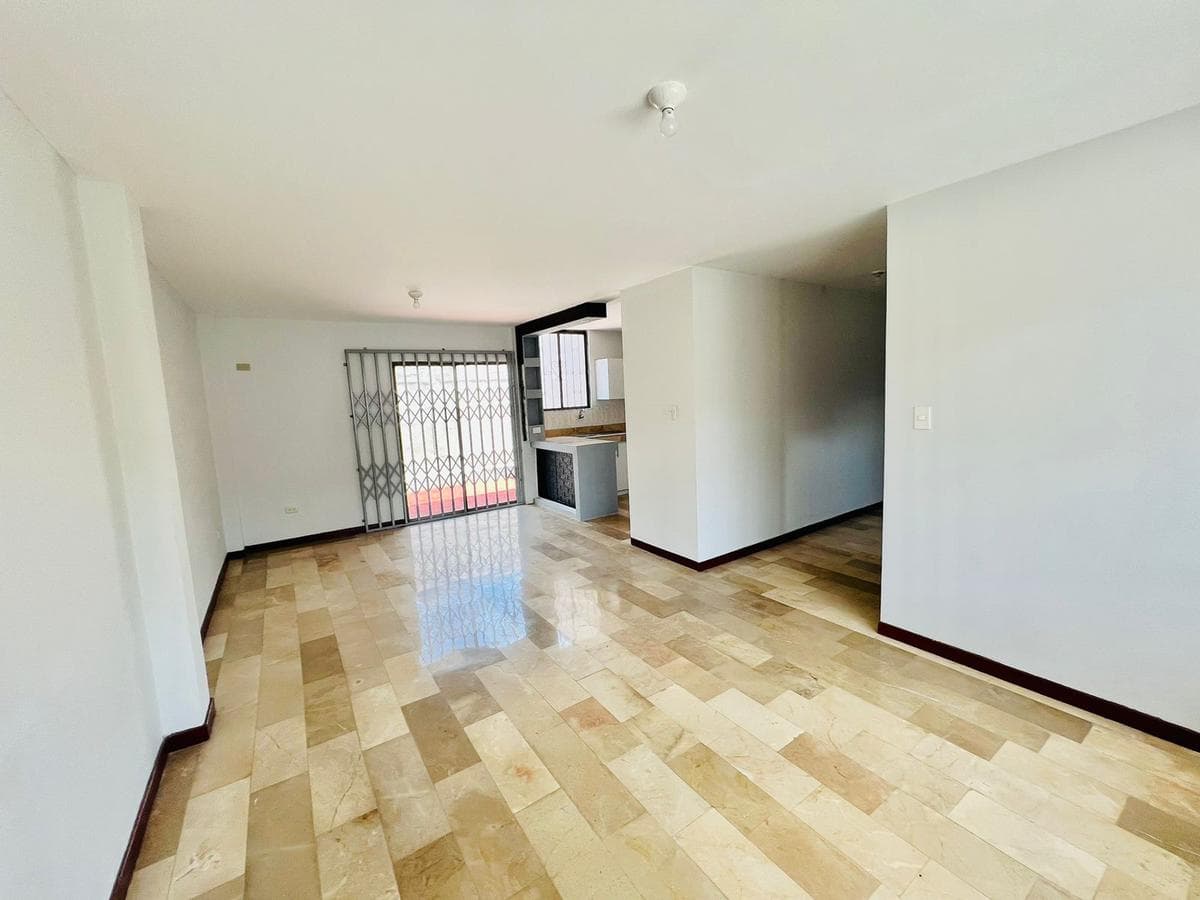 Casa en venta 3 dormitorios con patio amplio en Ciudadela San Felipe, norte de gye - 1