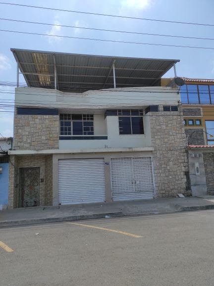 Casa multifamiliar con local comercial en Machala - 1