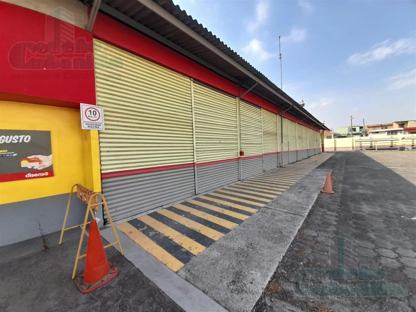 VENTA DE COMPLEJO COMERCIAL SOBRE LA AV. ISIDRO AYORA - 1