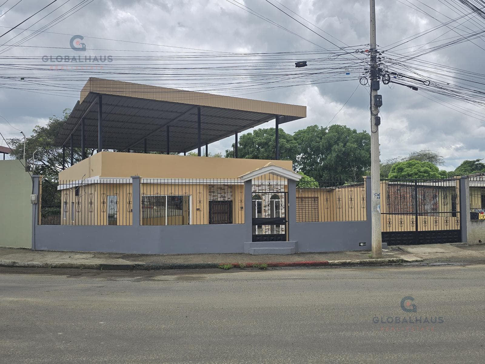 Venta de Casa con amplió terreno, 3 Habitaciones, terraza, garaje - En Montecristi - Manabí. S.B. - 1
