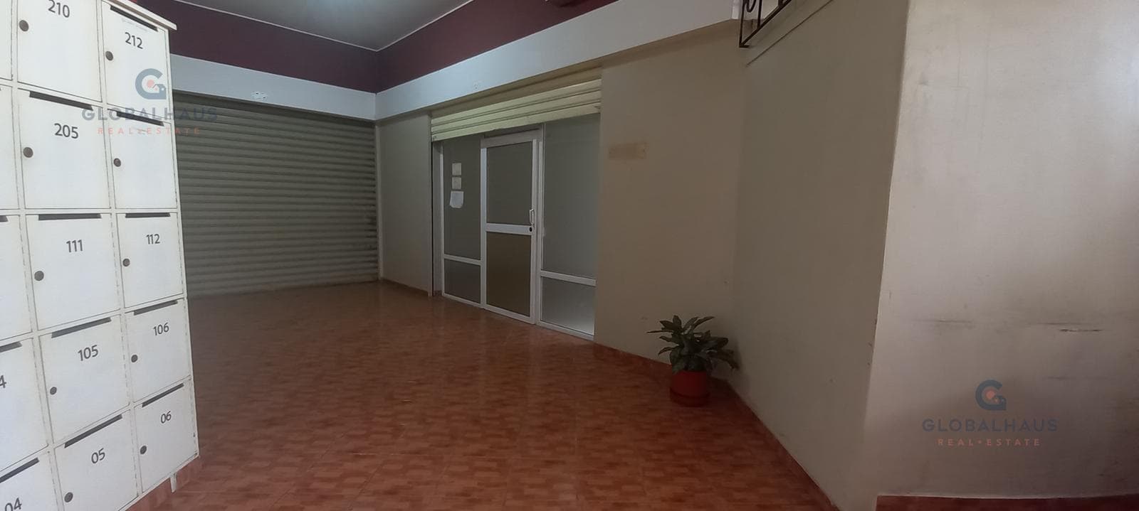 Venta de Oficina en Planta baja con parqueo techado en Kennedy. J.M - 1
