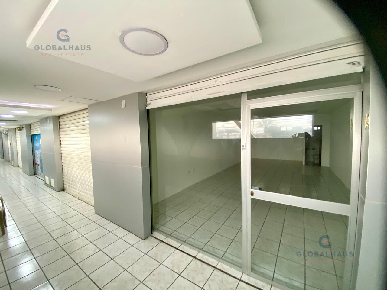 Alquiler de Oficina en Avenida Principal- C.C. Francisco Orellana Primer Piso. Z.R. - 1