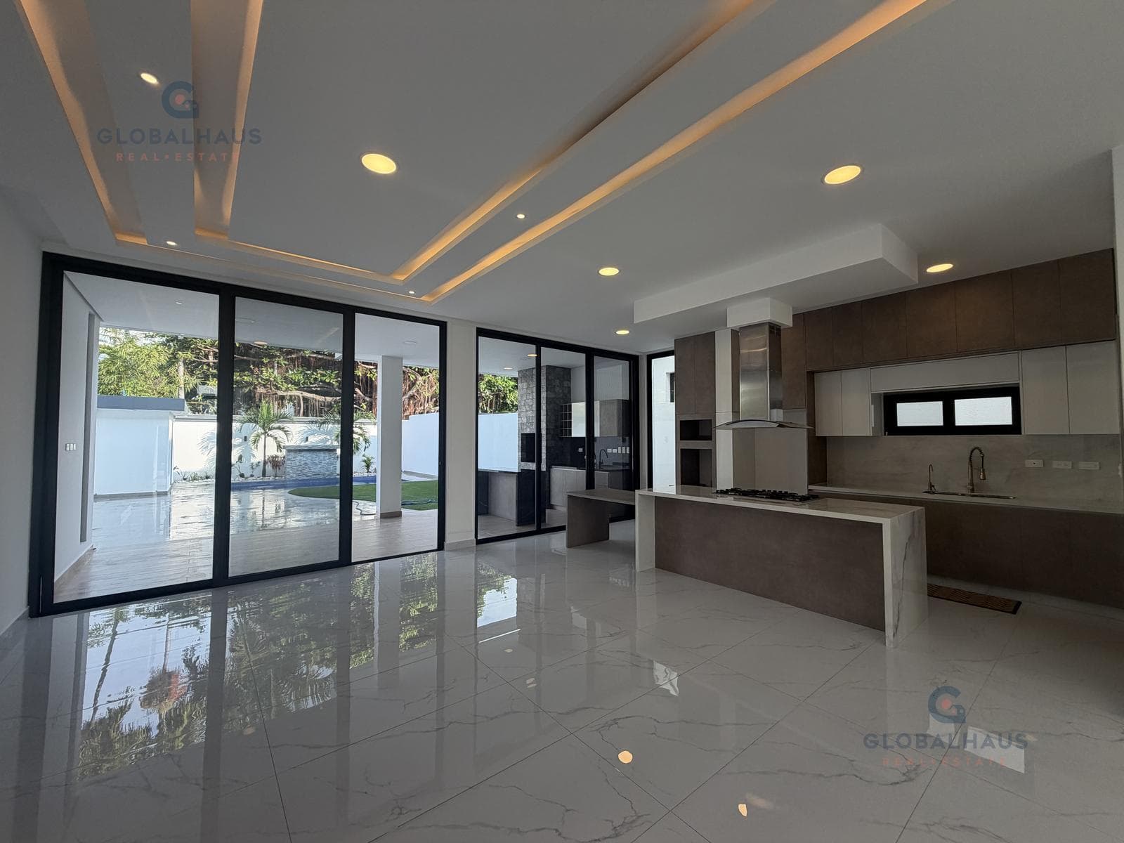 Casa en Venta Isla Mocoli con 3 Habitaciones, Psicina , Area Bbq. M.C. - 1
