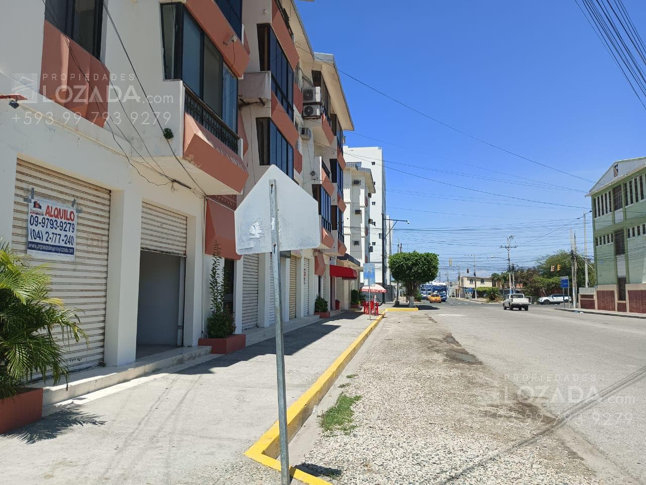 Alquilo Oficina Comercial frente al Colegio Rubira en Salinas-Santa Elena - 1