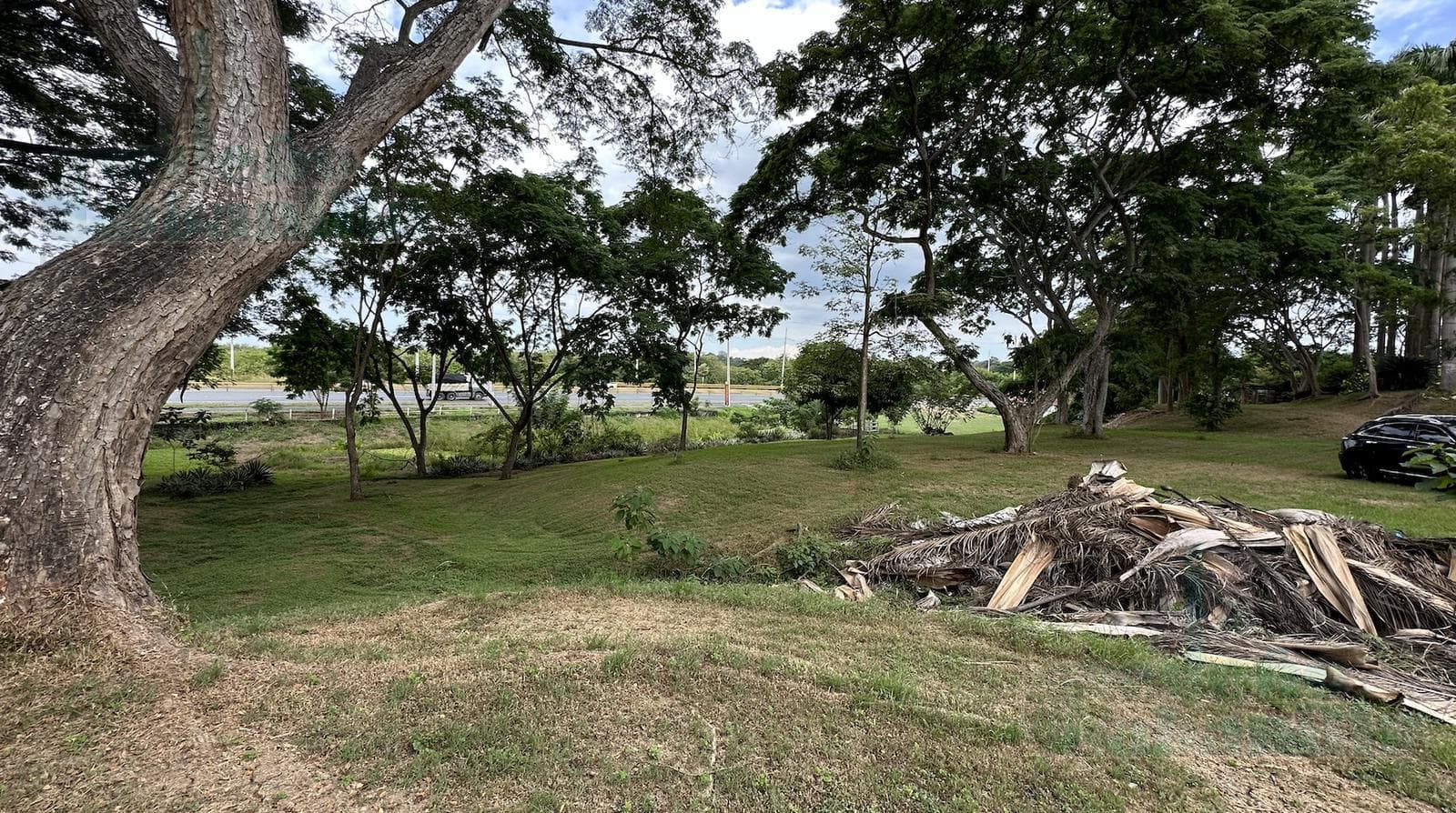 VENTA DE FINCA COMERCIAL SOBRE LA VÍA A LA COSTA - 1