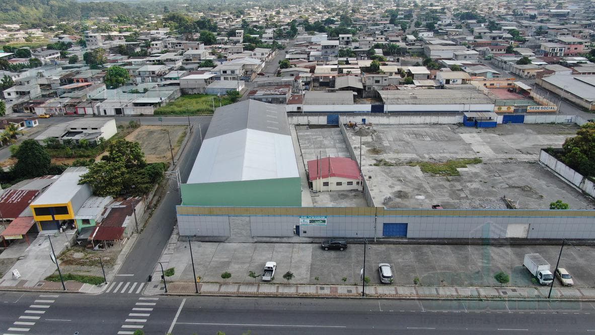 VENTA DE PROPIEDAD CABECERA CON GALPON COMERCIAL AL INGRESO DE QUEVEDO - 1